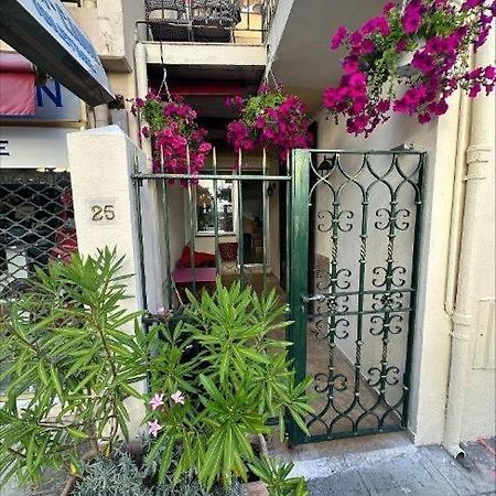 Crew Key West Hostel Antibes Bagian luar foto