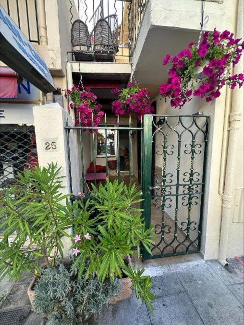 Crew Key West Hostel Antibes Bagian luar foto